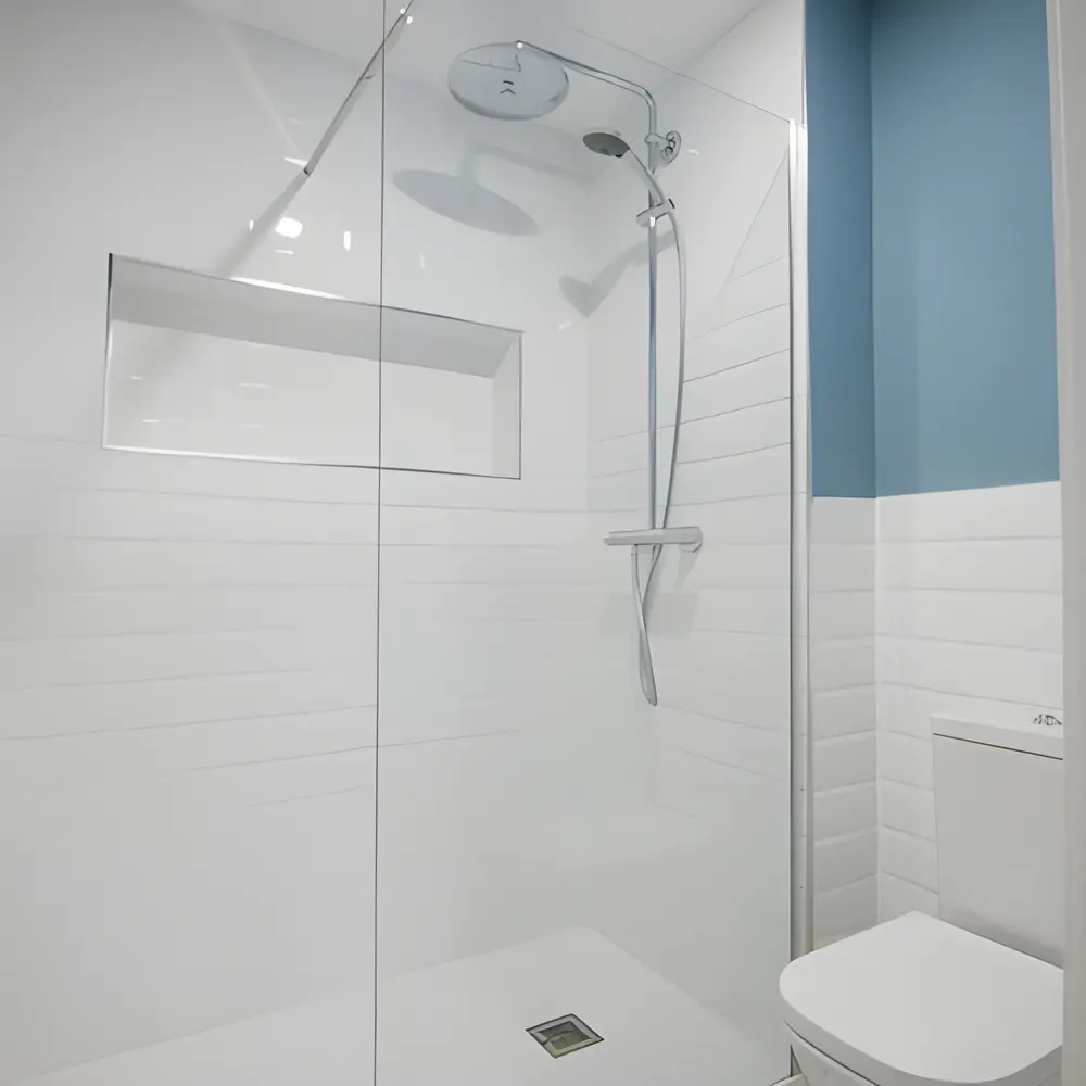 Alicatado de azulejos en un baño de Sabadell