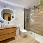 Baño reformado en Sabadell con mampara y grifería nueva