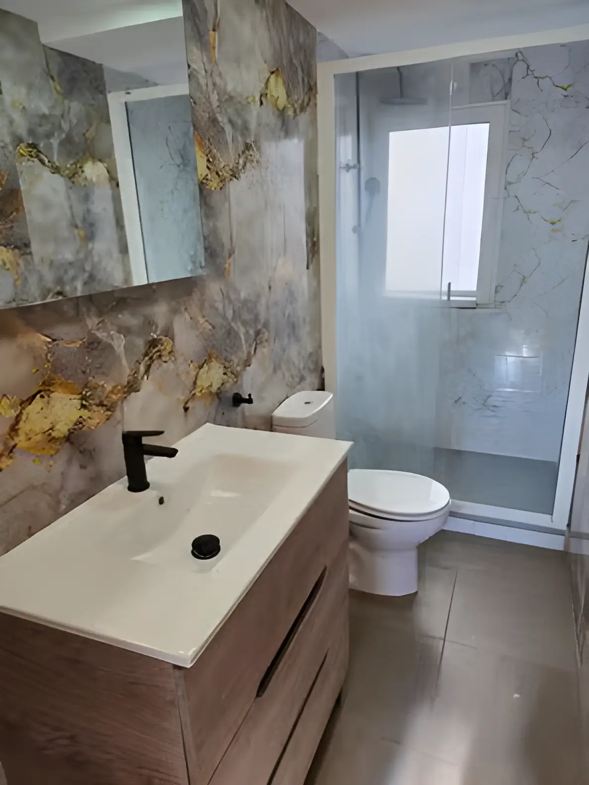 Reformas de Baños Sabadell con plato de ducha moderno